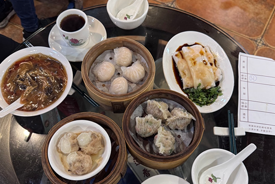 蝦餃、丸仔翅、腸粉，體驗了香港道地的飲茶與點心