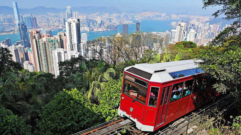 搭乘山頂纜車穿梭綠意，將香港的壯麗天際線盡收眼底